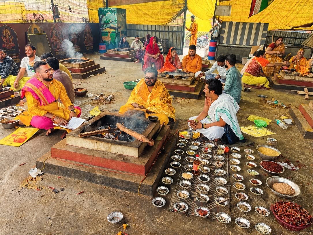 यजमान के साथ हवन संपन्न करते आचार्य पं. शुभम् पांडेय